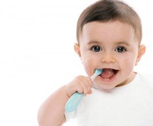 Cómo lavar los dientes del bebé